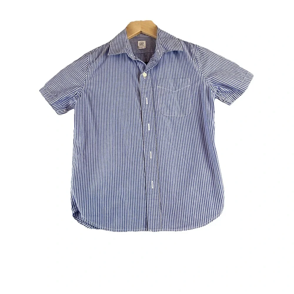 Gap kids short sleeve Shirt. Color Blue Size Small‎ (6-7)